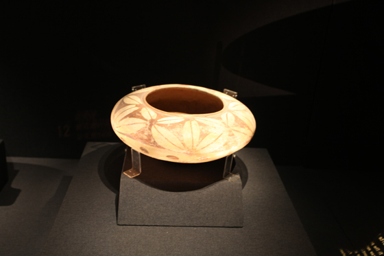 Pottery bowl wenhua overexposure
